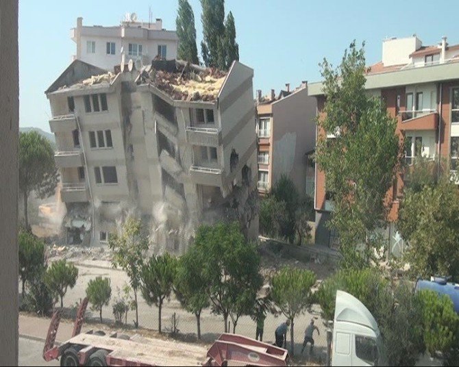 Polis Lojmanları İşte Böyle Yıkıldı...yıkımı İzlerken Canlarını Zor Kurtardılar