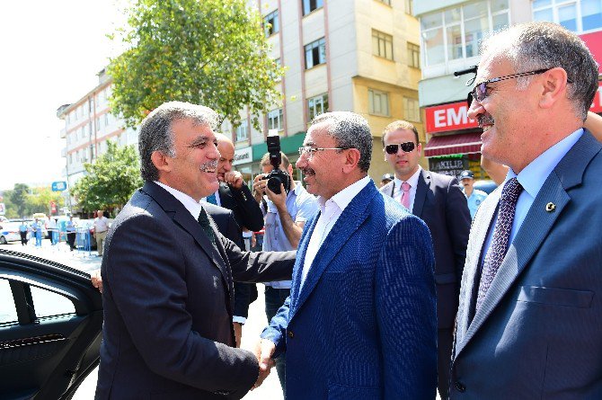 11. Cumhurbaşkanı Abdullah Gül Cuma Namazını Sancaktepe’de Kıldı