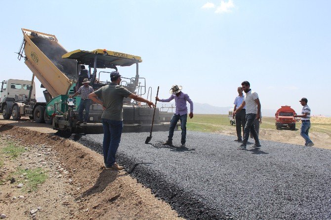 Ağrı’da Köy Yollarını Asfaltlama Çalışması