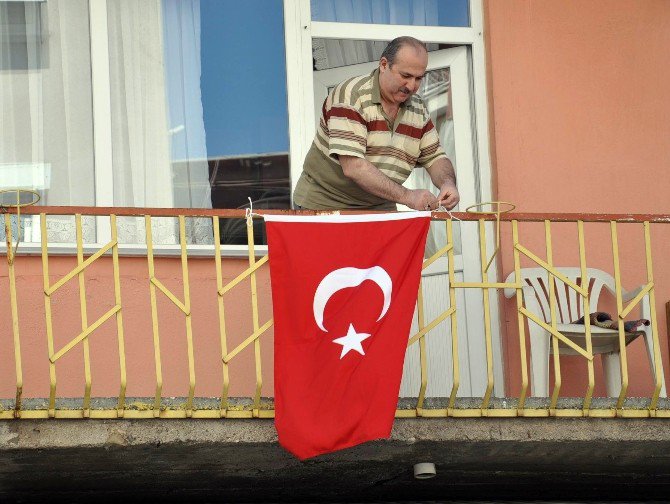 Bir Bayrak Astı, Herkes Onu Tanıdı