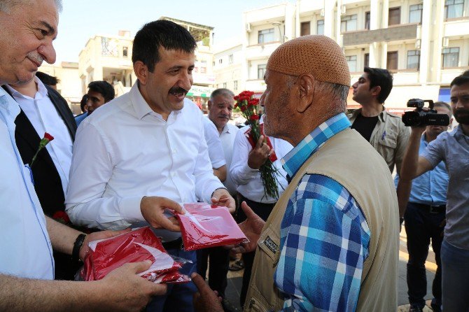 Belediye Başkanı Esnafa Bayrak Ve Karanfil Dağıttı