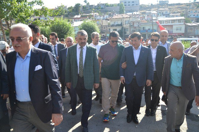 Davutoğlu, Kayseri’de Cenaze Namazına Katıldı, Furkan Doğan’ın Mezarını Ziyaret Etti