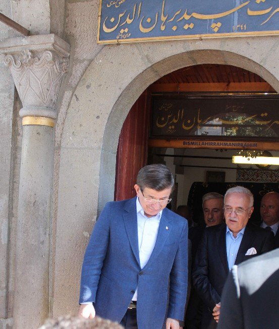 Davutoğlu, Sayyid Burhanedin Hz.’nin Türbesini Ziyaret Etti