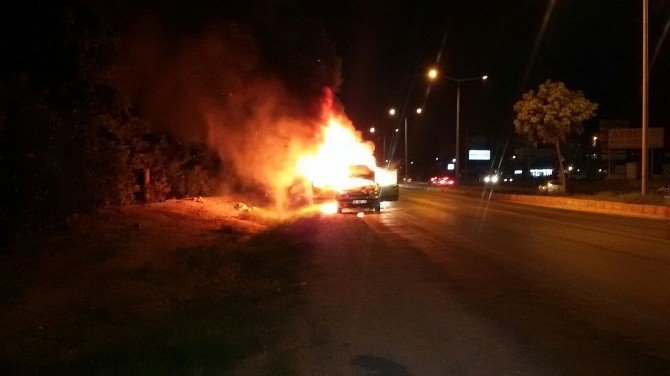 Kuşadası’nda Seyir Halindeki Otomobil Alev Alev Yandı