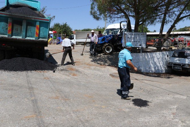 Büyükşehirin Yama Ekipleri, Turgutlu’da İş Başında