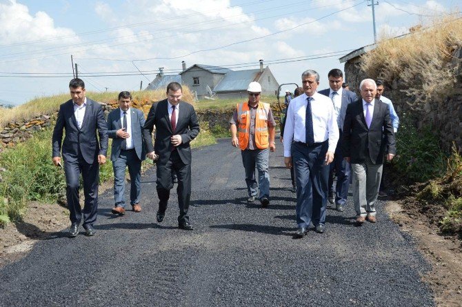 Vali Özefe, Hanak’da Özel İdare’nin Köy Yollarında Yaptığı Çalışmaları Denetledi