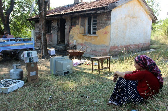 Zonguldak’ta Kaldıkları Okul Lojmanı Yanan Aile Evsiz Kaldı