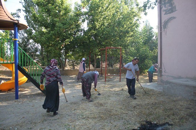 Dinar’daki Park Ve Bahçelere Kadın Eli Değdi