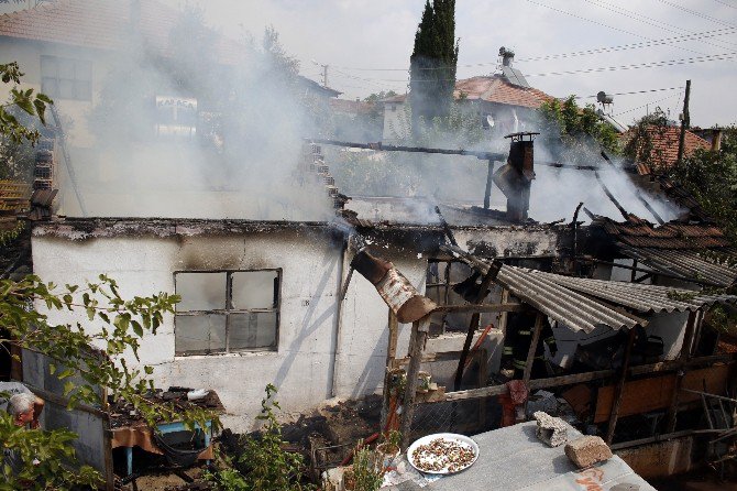 Antalya’da Müstakil Ev Kül Oldu