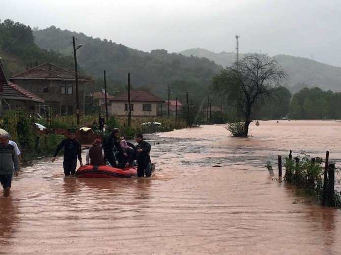 Bartın’da Selde Mahsur Kalan Otobüse Ulaşıldı