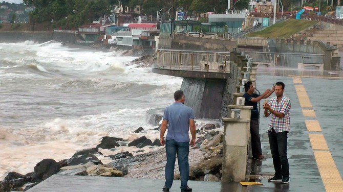 Karadeniz’de Dev Dalgalar Sahilleri Dövüyor