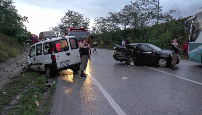 Kandıra-izmit Yolunda Kaza: 5’i Çocuk 8 Yaralı