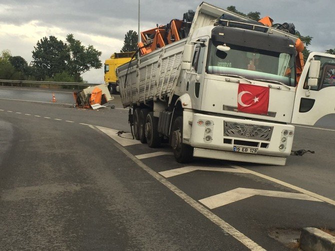 Kamyondan Düşen Pres Makinesi Feribot Yolunu Kapattı