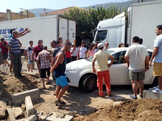 Vatandaşlar Karayolunu Trafiğe Kapattı