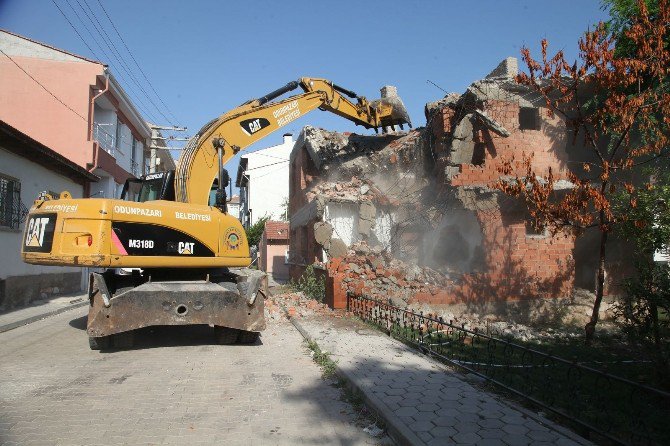 Odunpazarı’nda Atıl Kalmış Binalar Yıkıldı