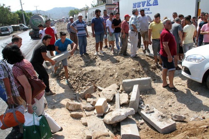 Ölümlü Kazaları Protesto Eden Vatandaşlar Karayolunu 4 Saat Kapattı