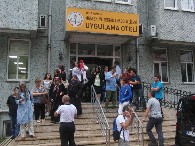 Sel Suları Arasındaki Otobüsten Kurtarılan Yolcular Evlerine Gönderildi