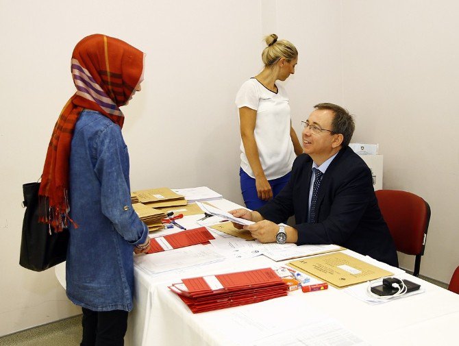 Yabancı Uyruklu Öğrencilerin Kayıtları Sürüyor