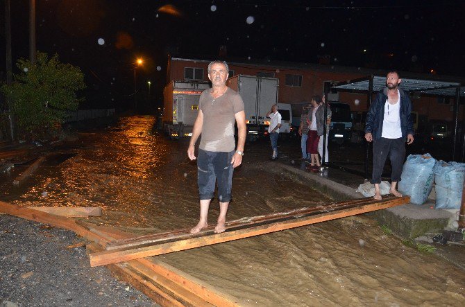 Köprüyü Sel Aldı, Yaklaşık 40 Hane Mahsur Kaldı