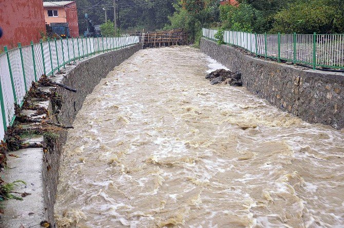 Zonguldak’ta Sağanak Yağış Hayatı Felç Etti