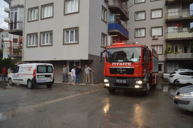 Yıldırım Düşen Ev Alev Topuna Döndü