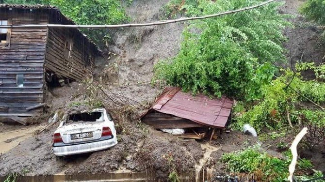 Cide’de Sel Nedeniyle Çok Sayıda Bina Çöktü