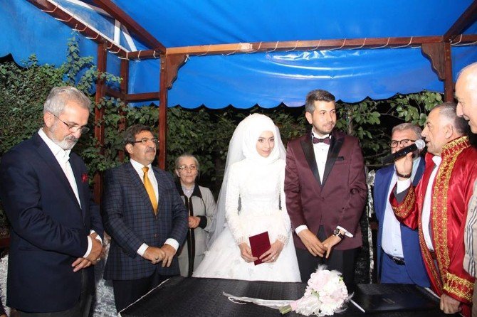 Eski Bakan Güllüce Erzurum’da Nikah Şahidi Oldu