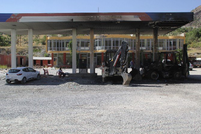 Pkk’lılar İş Makinelerini Ateşe Verdi