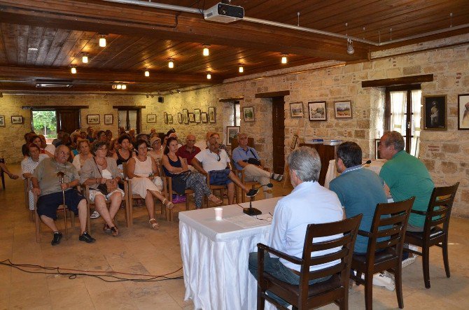 Kuşadası’nda “Mizah Ve Edebiyat“ Konulu Panel Yapıldı