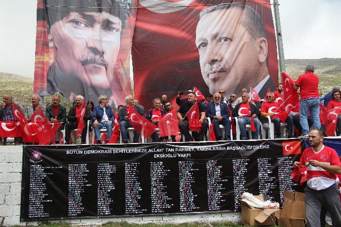 Demokrasi Şöleni’nde 20 Bin Tük Bayrağı Dağıtıldı