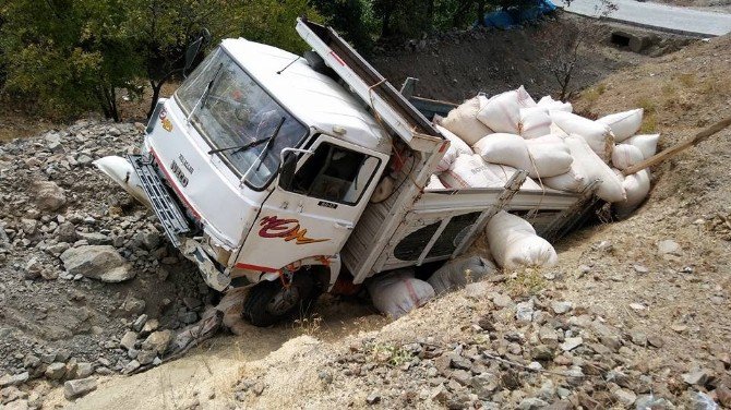 Saman Yüklü Kamyon Takla Attı: 1 Yaralı