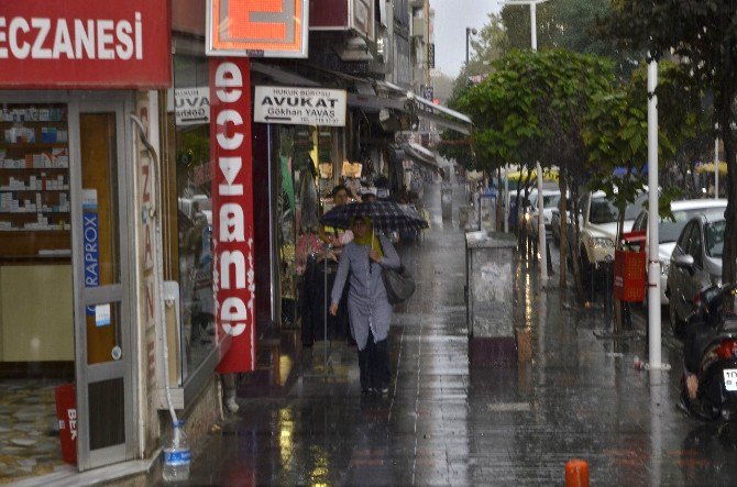 Aniden Bastıran Yağmur Bandırmalılara Zor Anlar Yaşattı