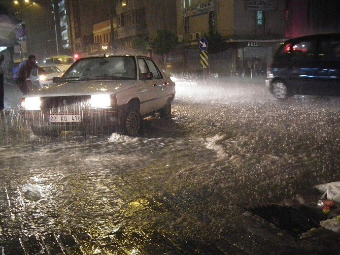 Aydın’da Sağanak Yağış Trafiği Dururdu