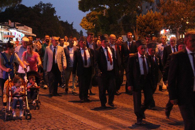 Bergama’daki Vatandaşlar Gaziler Gününde Mehter Takımıyla Yürüdü