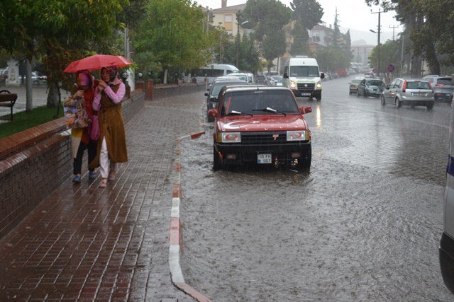 Bigadiç’te Vatandaşlar Yağmura Hazırlıksız Yakalandı