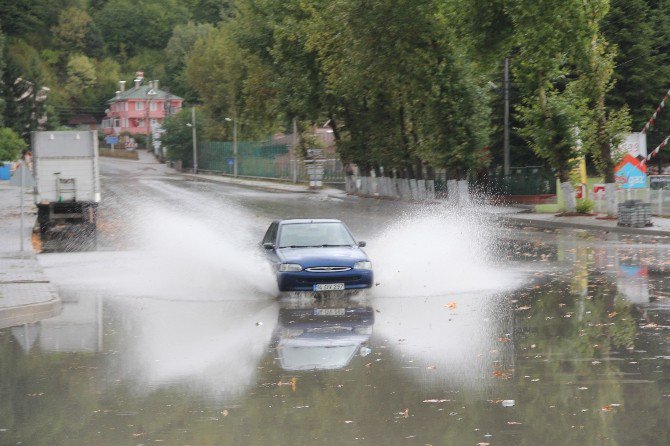 Bolu’da Yağmur Ve Fırtına Hayatı Felç Etti