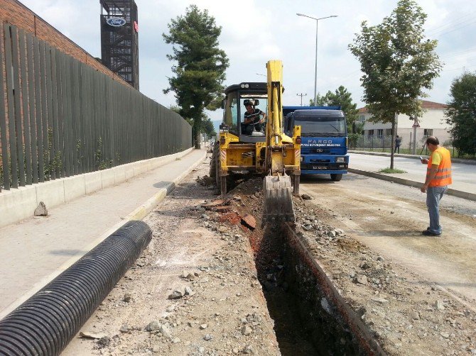 Gölcük Ali Uçar Caddesinde Yenileme Çalışması Sürüyor