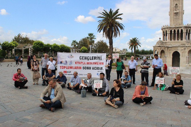 Konak Meydanı’nda Bağdaş Kurup Kitap Okudular