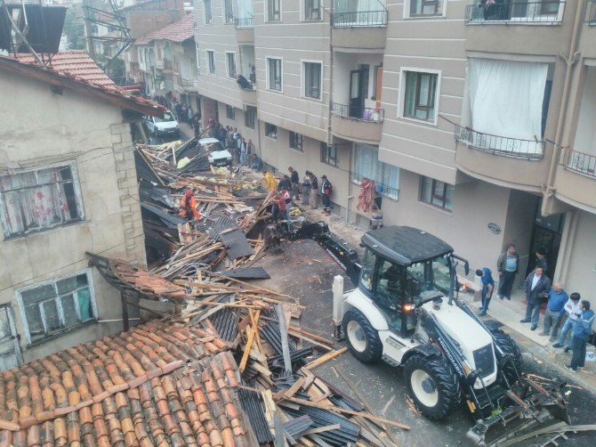 Fırtına Çatıları Uçurdu, Ağaçları Devirdi