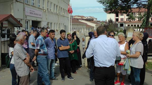 Okullarını Kaybetmek İstemeyen Öğrenciler Barikat Kurup Nöbet Tutmaya Başladı