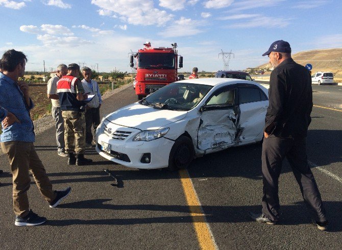 Elazığ’da Otomobil İle Kamyonet Çarpıştı: 3 Yaralı