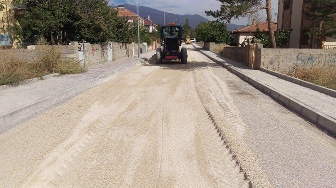 Atatürk Mahallesinde Asfalt Ve Kaldırım Çalışmaları Devam Ediyor