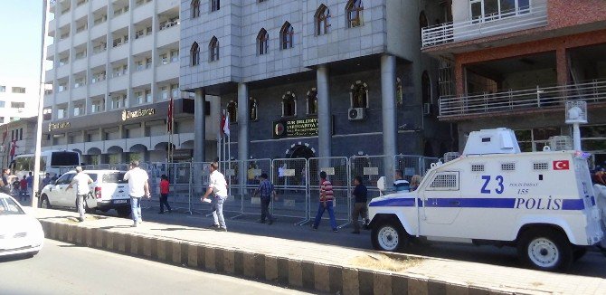 Polis, Sur Belediyesi Önünde Kuş Uçurtmuyor