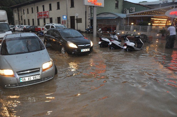 İzmir’i Sağanak Vurdu