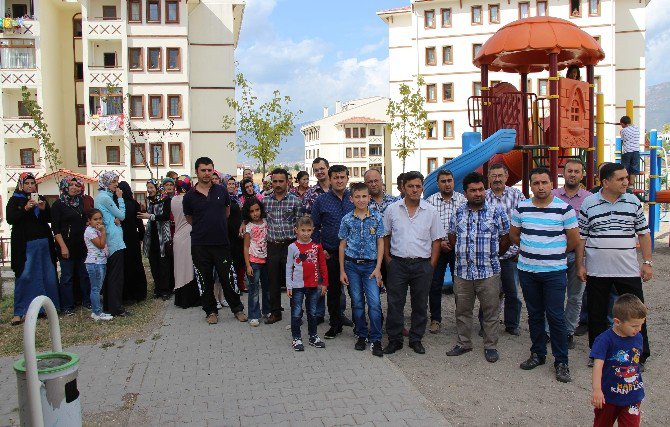 Öğrenci Velilerinden Okul Ve Servis Eylemi