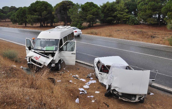 Turistleri Taşıyan Midibüs Otomobille Çarpıştı: 6 Yaralı