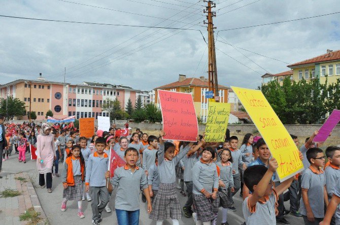 Sorgun’da Minik Öğrenciler Demokrasi Şehitleri İçin Yürüdü