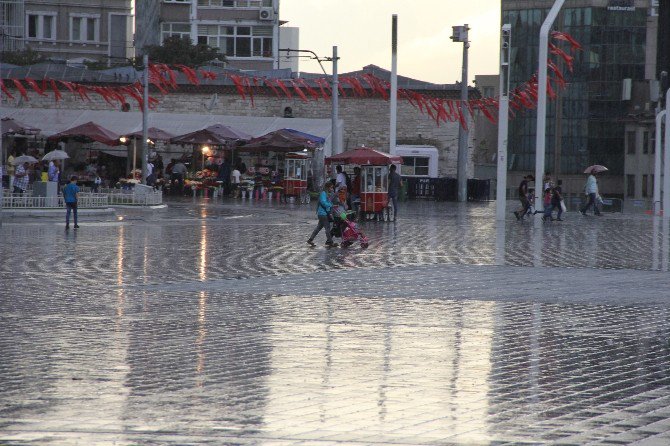 Taksim’de Vatandaşlar Yağmura Hazırlıksız Yakalandı