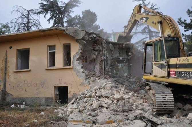 Söğüt’te Uzun Zamandır Boş Olan Eski Sağlık Ocağı Ve Lojman Binalarının Yıkımına Başlanıldı