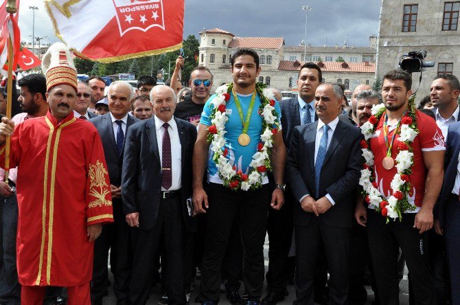 Olimpiyat Şampiyonu Taha Akgül’e Memleketi Sivas’ta Coşkulu Karşılama